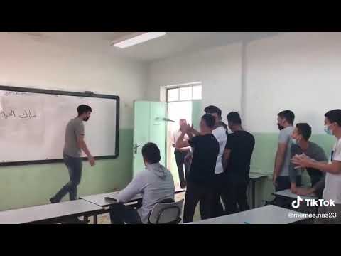 #شاهد : طلّاب إحدى المدارس يستقبلون معلمهم بعد تحرره من سجون الاحتلال. . .