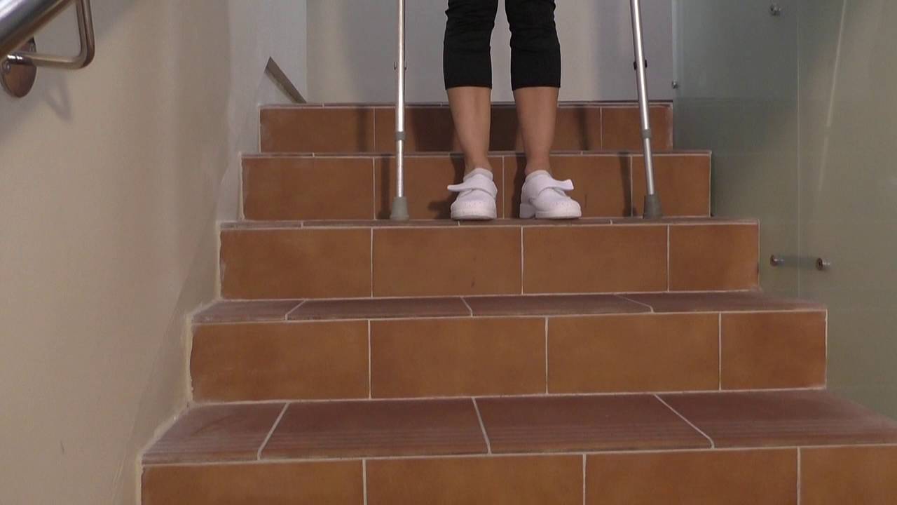 V&iacute;deo sobre Escuela de cadera. Subir y bajar escaleras con dos muletas.