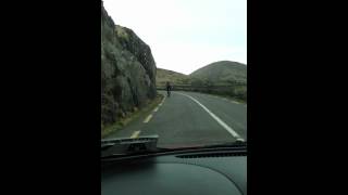 preview picture of video 'American Girl Overtakes Cyclists on Ring of Kerry'