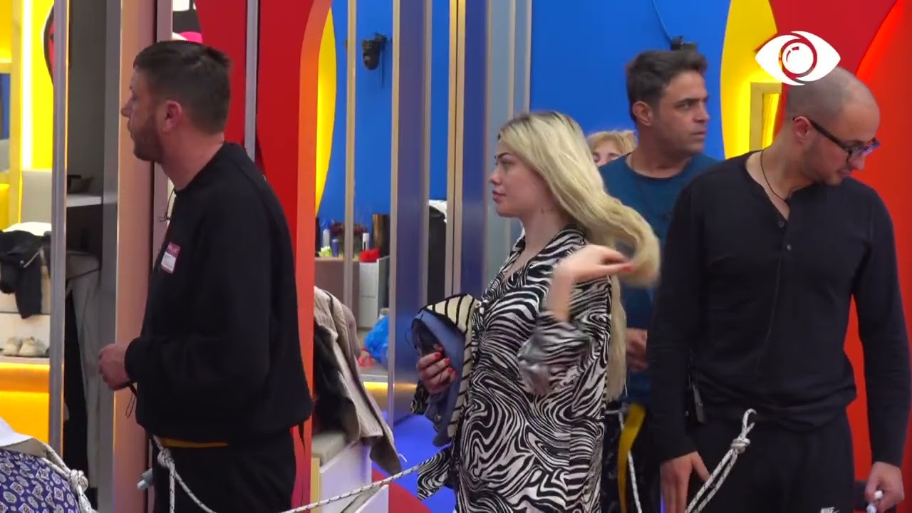 Kënga e saj në sfond, Nita kërcen me grupin