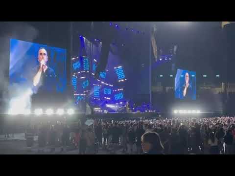 Gigi D'Alessio incanta il San Nicola: "Bari è anche la mia casa". Promesse di matrimonio in tribuna