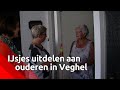 Ijsjes uitdelen aan ouderen.