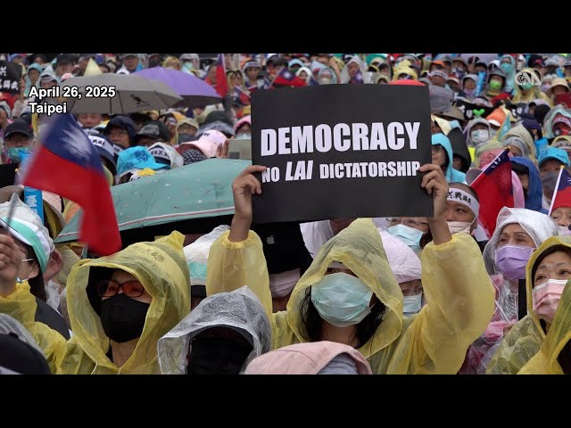 KMT rallies against 'dictatorship,' DPP supporters push recall campaign