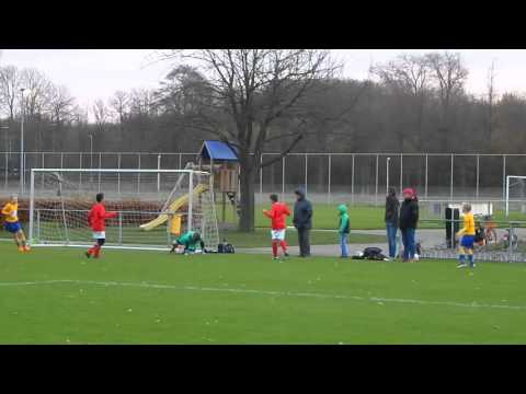 Keeper Saestum houdt schot Jari.