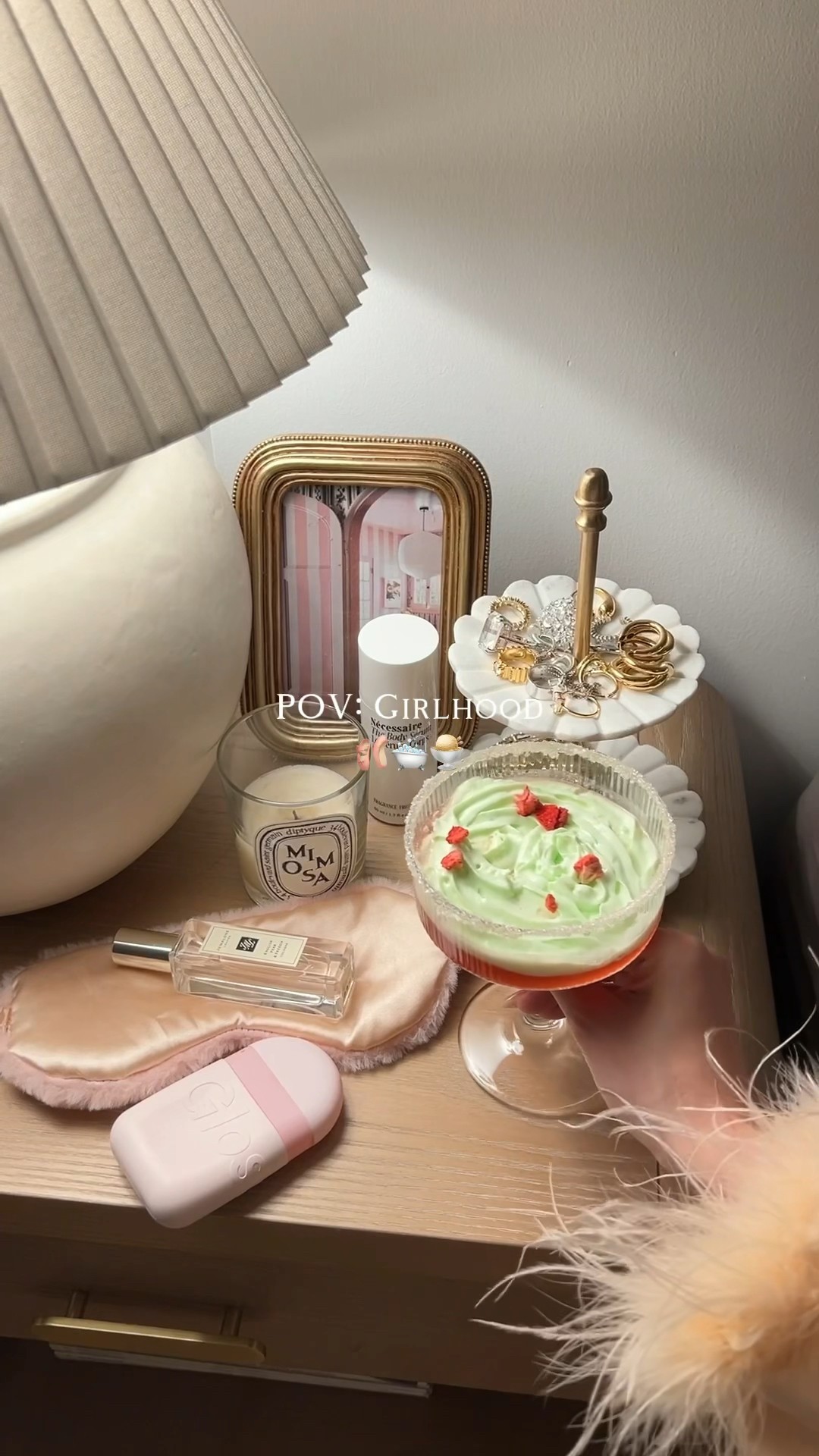 🩰✨ Saatnya merawat diri dengan rutinitas malam yang cozy! Siapkan haircare dan skincare favoritmu, lalu nikmati momen...