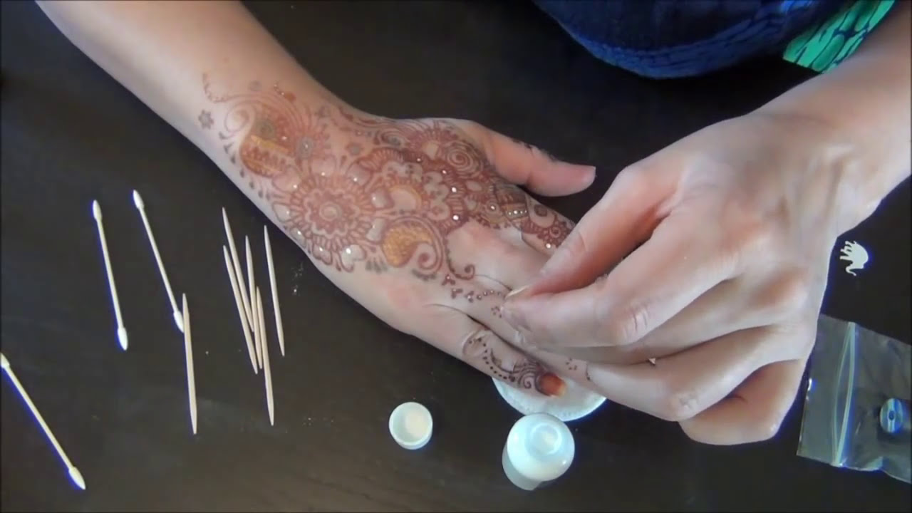 add shimmer and glitter to mature mehndi design by blurberry buzz body art