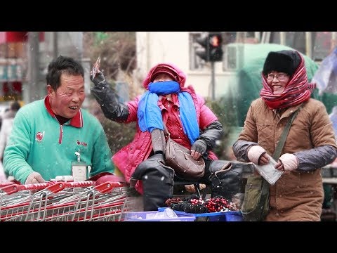 在風雪中工作的人收到陌生人的暖寶寶，他們的反應令人動容！