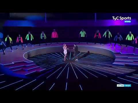 Leslie shaw y Luis Fonsi cantaron Echame la culpa