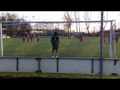 Zilvermeeuwen - Zouaven: Emanuel Davies maakt de inktzwarte middag compleet en mist een penalty.