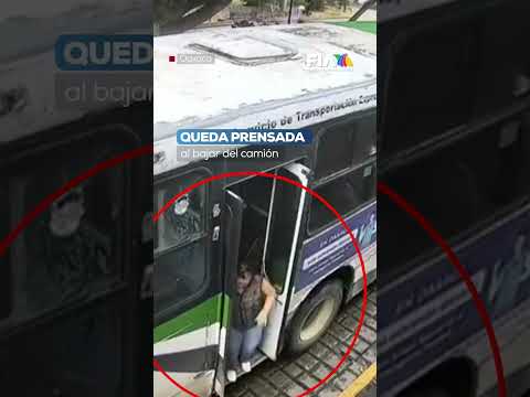 Peligro en el transporte | Mujer quedó atrapada en la puerta trasera de un camión en Oaxaca