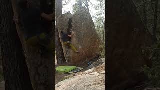 Video thumbnail of Bloque del Chuuulo, 7A (sit). La Pedriza