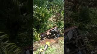 preview picture of video 'truk terguling di jalan menuju mambi'
