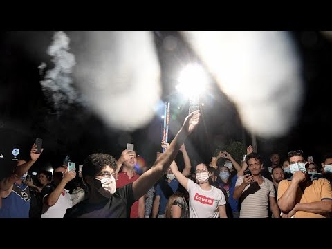 شاهد أنصار الرئيس التونسي يحتفلون بإقالة الحكومة والغنوشي يدعو الناس للنزول ضد "الانقلاب"…