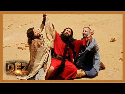 Moisés recebe apoio de Hur e Arão para não parar de clamar pelos hebreus na luta |OS DEZ MANDAMENTOS