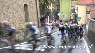 preview picture of video '104° Milano Sanremo 2013 San Lorenzo al mare inizio della salita Cipressa'