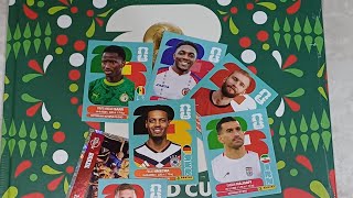 Pegando las estampas del Álbum del mundial 2026 México, Estado Unidos y Canadá