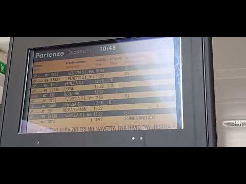 Il maxi incendio sul Carso monfalconese ha portato al blocco della stazione di Trieste Centrale