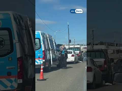 Choque en el paseo costero sobre la avenida Ducos: intervino una ambulancia