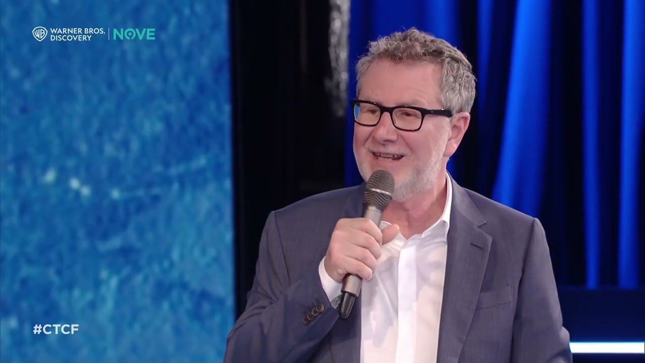 Stefano De Martino simula la conferenza del Festival di Sanremo | Che tempo che fa