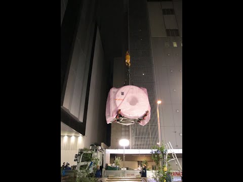 約7トンの巨大装置が梅田の夜空に舞い上がる！（2022年7月14日深夜／兵庫医科大学 梅田健康医学クリニック MRI装置搬入模様）