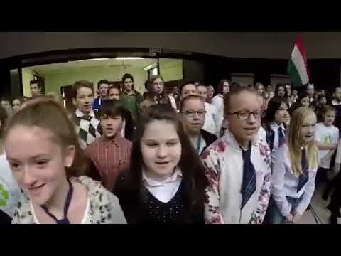 23/10/1956. Ragazzi di una scuola ungherese cantano in italiano.