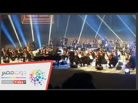 عاصفة من التصفيق للموسيقار عمر خيرت بمسرح "المرايا" بالسعودية