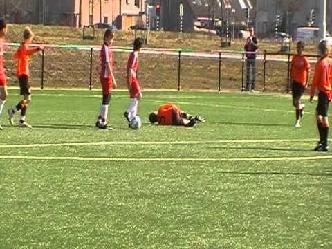 20 maart 2011 VV De Meern D1 - Arsenal Soccer School 2-3,  overtreding op Nick leidt tot penalty
