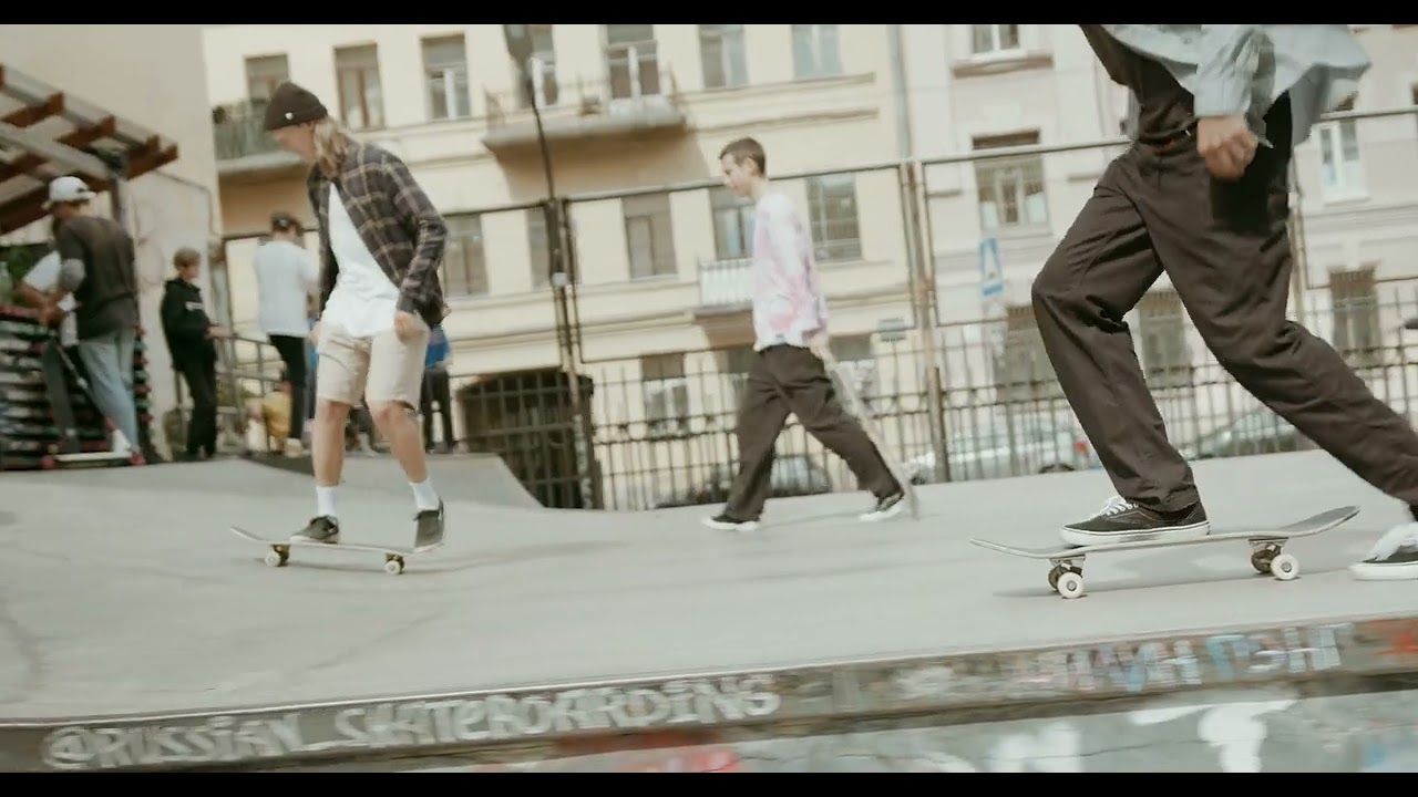 VIDEO STOCK ROYALTY FREE - guys with skateboard at skatepark