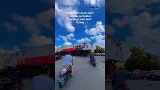Download lagu KURANG SABAR! Pemotor Nekat Trobos Perlintasan Kereta Api, Hampir Kena Tabrak Kereta yang Melaju! mp3