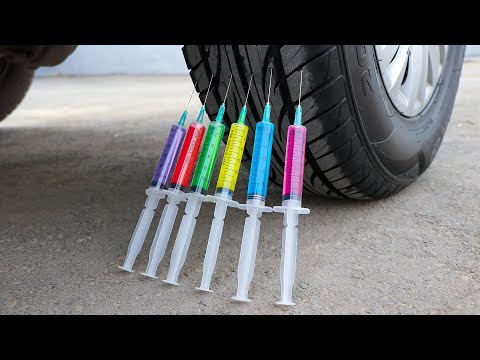 Aplastando Cosas Crujientes con el Coche | Experimento: Jeringas VS Rueda de Coche