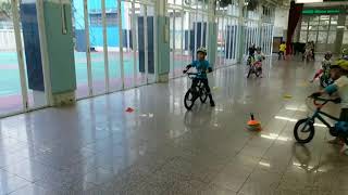 Excellent!! 全部小朋友都一堂就識踏單車啦!