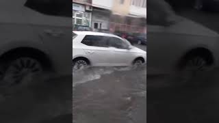 Străzi și gospodării inundate, după o rupere de nori la Sibiu – Ce transmit meteorologiii 2 video