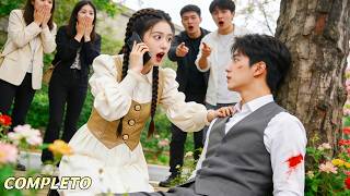 Ninguém ajuda o CEO ferido. Uma doce garota espanta os vilões, o salva e ele fica encantado!