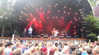 Østkyst Hustlers - Hey ho vs.  En Latterlig morgen [Live på Smukfest 2013]