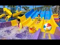 Main Seluncuran Air Berenang Bebek Di Kolam Renang Waterpark Dingin