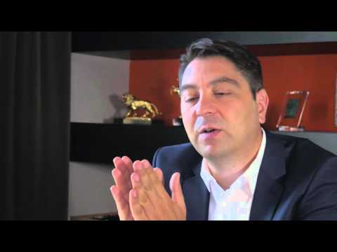 Wie äußert sich die altersbedingte Makuladegeneration im Frühstadium?