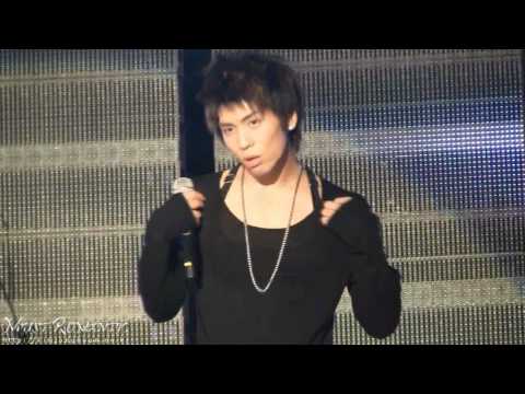 [fancam] 100803 SHINee jonghyun tidies his clothes @ Cool Summer Concert