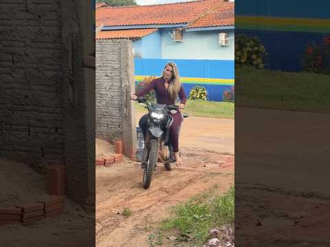 Uma loira em uma moto alta #viral