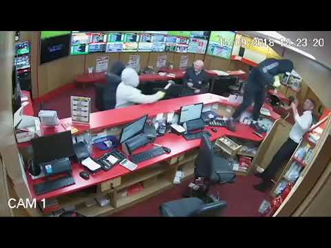 Sie wollen ein Wettbüro ausrauben, rechnen aber nicht mit diesem 83 Jahre alten Mann..