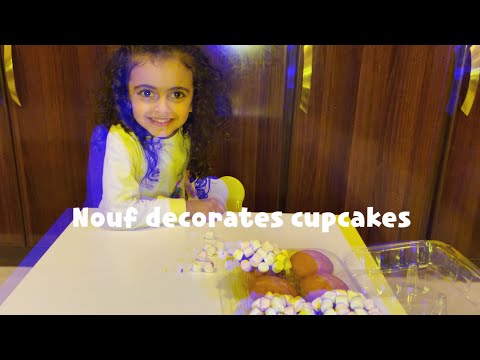 Nouf decorates Eid cupcakes | نوف تسوي كب كيك العيد 🧁