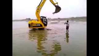 preview picture of video 'JS 120 EXCAVATOR BATHING'