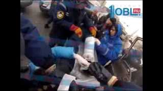 Спасатели обнародовали видео извлечения пассажира из зажатого эвакуатора