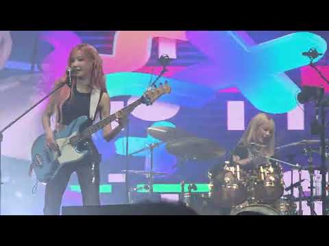 QWER 'BAD HABIT' 직캠ㅣYOUTH WAVE: THE BAND NIGHT 260516