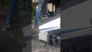brutto-incidente-a-lauro-bus-eav-si-schianta-contro-un-albero