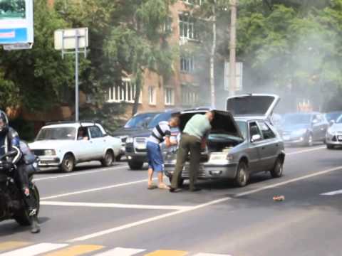 В центре Курска водители не допустили возгорания машины