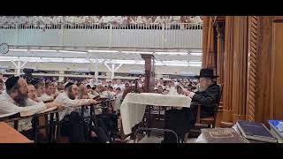 🔥חומת אש: אלפי בני ואברכי פוניבז' מאזינים למשא המטלטל מהמנהיג הרב לנדו נגד הניסיון לפגוע בעולם התורה