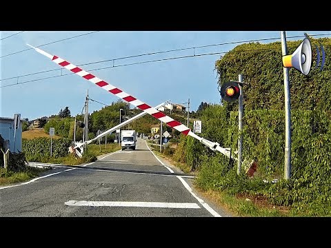 Passaggio a livello Castelnuovo Calcea (AT) treno in transito # railroad crossing # bahnübergang