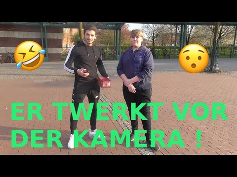 JUNGE TWERKT VOR DER KAMERA ! 😂 (STRASSENVIDEO) | 47TV