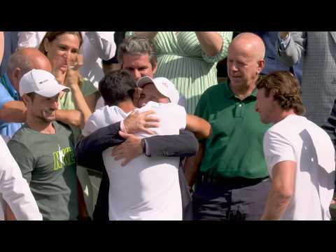 Carlos Alcaraz celebrates, embraces family after winning Wimbledon final over Novak Djokovic 🏆