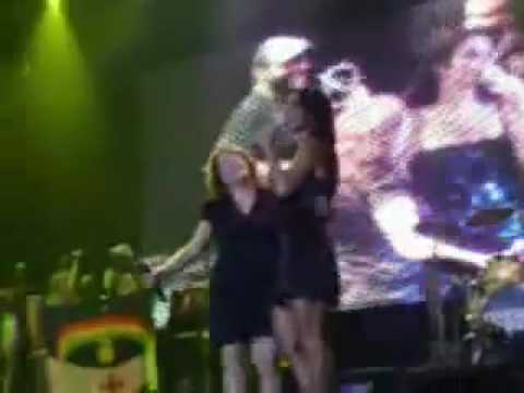 Ivete Sangalo cantando frevo com Nena Queiroga em Recife